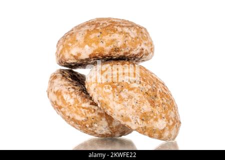 Trois délicieux biscuits au pain d'épice, macro, isolés sur fond blanc. Banque D'Images