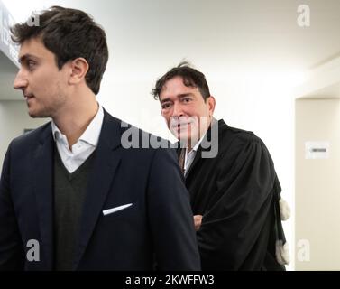 L'avocat Sébastien Courtoy (R) et son neveu et assistant Adrien Courtoy photographiés avant la composition du jury pour le procès des attentats de 22 mars 2016, au tribunal d'assises de Bruxelles-capitale, le mercredi 30 novembre 2022, sur le site de Justitia à Haren, Bruxelles. Sur 22 mars 2016, 32 personnes ont été tuées et 324 ont été blessées lors d'attentats suicide à l'aéroport national de Zaventem et à la station de métro Maalbeek/Maelbeek, qui ont été revendiqués par l'ISIL. BELGA PHOTO BENOIT DOPPAGNE Banque D'Images
