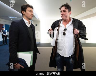 L'avocat Sébastien Courtoy (R) et son neveu et assistant Adrien Courtoy photographiés avant la composition du jury pour le procès des attentats de 22 mars 2016, au tribunal d'assises de Bruxelles-capitale, le mercredi 30 novembre 2022, sur le site de Justitia à Haren, Bruxelles. Sur 22 mars 2016, 32 personnes ont été tuées et 324 ont été blessées lors d'attentats suicide à l'aéroport national de Zaventem et à la station de métro Maalbeek/Maelbeek, qui ont été revendiqués par l'ISIL. BELGA PHOTO BENOIT DOPPAGNE Banque D'Images