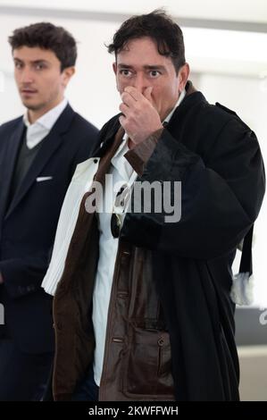 L'avocat Sébastien Courtoy (R) et son neveu et assistant Adrien Courtoy photographiés avant la composition du jury pour le procès des attentats de 22 mars 2016, au tribunal d'assises de Bruxelles-capitale, le mercredi 30 novembre 2022, sur le site de Justitia à Haren, Bruxelles. Sur 22 mars 2016, 32 personnes ont été tuées et 324 ont été blessées lors d'attentats suicide à l'aéroport national de Zaventem et à la station de métro Maalbeek/Maelbeek, qui ont été revendiqués par l'ISIL. BELGA PHOTO BENOIT DOPPAGNE Banque D'Images