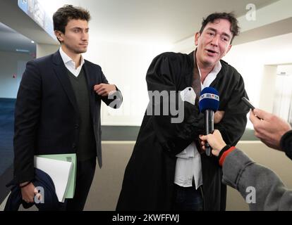 L'avocat Sébastien Courtoy (R) et son neveu et assistant Adrien Courtoy photographiés avant la composition du jury pour le procès des attentats de 22 mars 2016, au tribunal d'assises de Bruxelles-capitale, le mercredi 30 novembre 2022, sur le site de Justitia à Haren, Bruxelles. Sur 22 mars 2016, 32 personnes ont été tuées et 324 ont été blessées lors d'attentats suicide à l'aéroport national de Zaventem et à la station de métro Maalbeek/Maelbeek, qui ont été revendiqués par l'ISIL. BELGA PHOTO BENOIT DOPPAGNE Banque D'Images