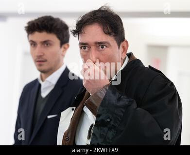 L'avocat Sébastien Courtoy (R) et son neveu et assistant Adrien Courtoy photographiés avant la composition du jury pour le procès des attentats de 22 mars 2016, au tribunal d'assises de Bruxelles-capitale, le mercredi 30 novembre 2022, sur le site de Justitia à Haren, Bruxelles. Sur 22 mars 2016, 32 personnes ont été tuées et 324 ont été blessées lors d'attentats suicide à l'aéroport national de Zaventem et à la station de métro Maalbeek/Maelbeek, qui ont été revendiqués par l'ISIL. BELGA PHOTO BENOIT DOPPAGNE Banque D'Images
