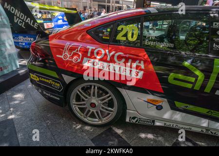 Adélaïde, Australie. 30 novembre 2022. Une exposition de Holden et de Ford Supercars au Rundle Mall, Adélaïde, qui s'alignent sur la grille au VALO Adelaide 500 . Une séance de signature par les pilotes pour les chasseurs et les fans d'autographes avant le début de Valo Adelaide 500 qui commence le 1 décembre. Credit: amer ghazzal / Alamy Live News Banque D'Images