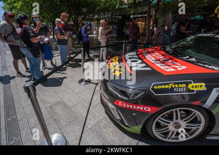 Adélaïde, Australie. 30 novembre 2022. Une exposition de Holden et de Ford Supercars au Rundle Mall, Adélaïde, qui s'alignent sur la grille au VALO Adelaide 500 . Une séance de signature par les pilotes pour les chasseurs et les fans d'autographes avant le début de Valo Adelaide 500 qui commence le 1 décembre. Credit: amer ghazzal / Alamy Live News Banque D'Images