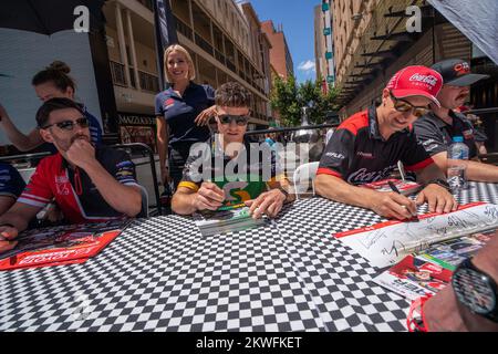 Adélaïde, Australie. 30 novembre 2022. . Une séance de signature par les pilotes de course pour les chasseurs et les fans d'autographes à Rundle Mall Adelaide avant le début du Valo Adelaide 500 qui commence le 1 décembre. Credit: amer ghazzal / Alamy Live News Banque D'Images