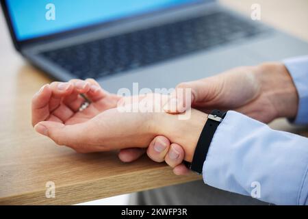 Les mains des femmes vérifient la pression artérielle au poignet au bureau comme soins de santé et test de stress de conformité pour les problèmes médicaux. Personne malade d'entreprise Banque D'Images