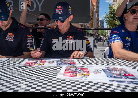 Adélaïde, Australie. 30 novembre 2022. . Une séance de signature par les pilotes de course pour les chasseurs et les fans d'autographes à Rundle Mall Adelaide avant le début du Valo Adelaide 500 qui commence le 1 décembre. Credit: amer ghazzal / Alamy Live News Banque D'Images