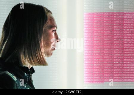 Londres, Royaume-Uni. 30th novembre 2022. Le personnel du musée pose avec une présentation visuelle du long code génétique du virus, la partie rose représentant la protéine de pointe. Injection d'espoir : la course pour un vaccin COVID-19 explore l'effort mondial de développement de vaccins à la vitesse d'une pandémie dans une exposition gratuite au Musée des sciences. Il vise à rendre visible l'invisible, de l'examen du virus lui-même à la révélation du travail qui a rendu les vaccins possibles. Credit: Imagetraceur/Alamy Live News Banque D'Images