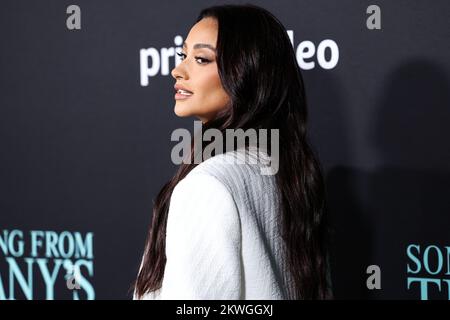 CENTURY CITY, LOS ANGELES, CALIFORNIE, ÉTATS-UNIS - NOVEMBRE 29 : L'actrice et le modèle canadien Shay Mitchell portant un costume Mennei avec des chaussures PIPERI et des bijoux Tiffany and Co. Arrivent à la première de Los Angeles de la vidéo Amazon Prime « Something from Tiffany's » tenue à AMC Century City 15 à Westfield Century City sur 29 novembre 2022 à Century City, Los Angeles, Californie, États-Unis. (Photo de Xavier Collin/image Press Agency) Banque D'Images