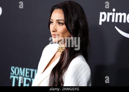 CENTURY CITY, LOS ANGELES, CALIFORNIE, ÉTATS-UNIS - NOVEMBRE 29 : L'actrice et le modèle canadien Shay Mitchell portant un costume Mennei avec des chaussures PIPERI et des bijoux Tiffany and Co. Arrivent à la première de Los Angeles de la vidéo Amazon Prime « Something from Tiffany's » tenue à AMC Century City 15 à Westfield Century City sur 29 novembre 2022 à Century City, Los Angeles, Californie, États-Unis. (Photo de Xavier Collin/image Press Agency) Banque D'Images