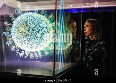 Londres, Royaume-Uni. 30th novembre 2022. Le personnel du musée pose avec l'œuvre de l'artiste Angela Palmer '2020: The Sphere that Changed the World', une sculpture de la structure complexe du virus. Injection d'espoir : la course pour un vaccin COVID-19 explore l'effort mondial de développement de vaccins à la vitesse d'une pandémie dans une exposition gratuite au Musée des sciences. Il vise à rendre visible l'invisible, de l'examen du virus lui-même à la révélation du travail qui a rendu les vaccins possibles. Credit: Imagetraceur/Alamy Live News Banque D'Images