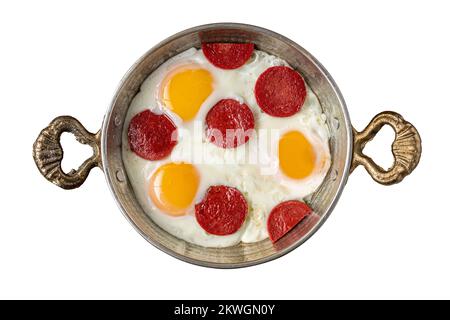 œufs frits avec saucisse turque sur fond blanc Banque D'Images