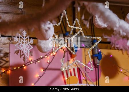 Des boules de Noël roses et des boules Gerland décorent la salle des filles Teen pendant Noël. Banque D'Images
