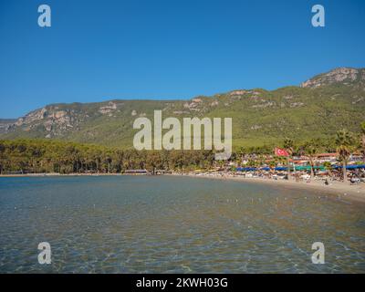 Akyaka, une ville côtière du sud-ouest de la Turquie, est un centre de tourisme international en pleine croissance. chaud et ensoleillé jour d'automne Banque D'Images