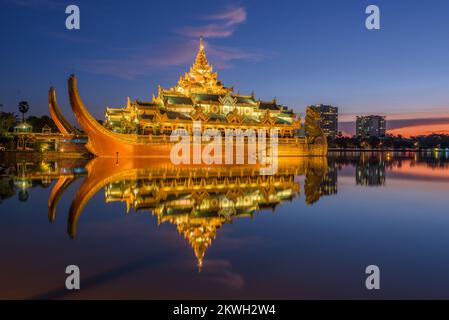 Yangon, Myanmar à Karaweik en palais Royal Kandawgyi Lake. Banque D'Images