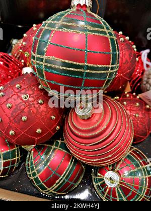 Cadre plein de différentes étoiles de Noël et boules décorations arrière-plan. Motif boules de Noël Banque D'Images