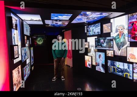 Londres, Angleterre. 30.12.22. Aperçu de l'injection de l'espoir : la course pour un vaccin COVID-19 au Musée des sciences. L'injection d'espoir ouvre ses portes aujourd'hui et explore l'effort mondial visant à développer des vaccins à la vitesse d'une pandémie. Avec des œuvres des artistes Angela Palmer et Junko Mori, plus de 100 objets illustrent la réaction visant à réduire son impact, à partir d'articles personnels appartenant au professeur Dame Sarah Gilbert, l'un des créateurs du vaccin Oxford-AstraZeneca, Et le Dr Elisa Granato, le premier volontaire vacciné dans l’essai clinique du vaccin COVID-19 d’Oxford. Credit: SMP News / Alay Live News Banque D'Images