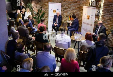 30 novembre 2022, Macédoine du Nord, Skopje: Le Président allemand Frank-Walter Steinmeier (centre, l) et Stevo Pendarovski (centre, r), Président de la Macédoine du Nord, se réunissent pour une discussion dans un café avec des anciens élèves de l'École de politique du Centre présidentiel pour l'éducation civique. Le Président Steinmeier visite les pays du nord de la Macédoine et l'Albanie au cours de son voyage de quatre jours dans les Balkans. Outre la situation dans la région et les effets de la guerre d'agression russe en Ukraine, le voyage se concentrera sur le soutien de l'Allemagne aux perspectives d'adhésion des pays à l'Union européenne. Banque D'Images