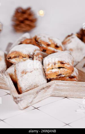 Petits morceaux de gâteau allemand Stollen, pain aux fruits aux noix, épices et fruits secs au sucre en poudre traditionnellement servi pendant les fêtes Banque D'Images