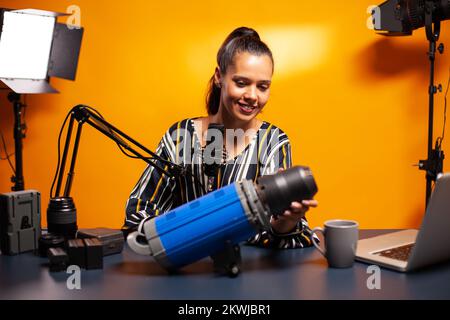 Diffusion filmming sur la lumière studio pour les abonnés. Social media star faire du contenu Internet en ligne sur l'équipement vidéo pour les abonnés et la distribution, le film Banque D'Images