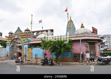 INDE, GUJRAT, AHMEDABAD, octobre 2022, personnes au temple Swaminarayan (pagla mandir) Temple Jain, Lajpat Rai Marg Banque D'Images