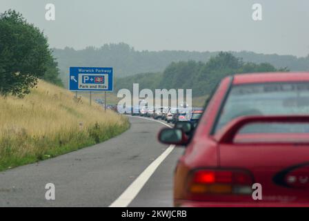 McRae rassemblement de Subaru Imprezas. Anniversaire de la mort Colin McRae environ 1200 voitures se dirigeaient vers l'ancien RAF Honiley. File d'attente sur M40 pour quitter Banque D'Images