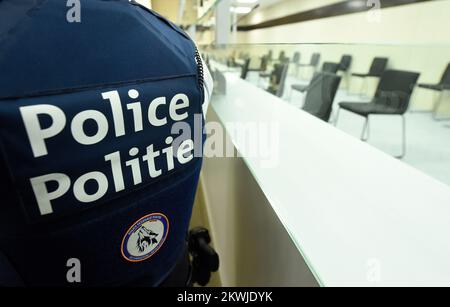 Haren, Bruxelles. 30 novembre 2022 Un policier se tient maître de la composition du jury pour le procès des attentats de 22 mars 2016, au tribunal d'assises de Bruxelles-capitale, le mercredi 30 novembre 2022, sur le site de Justitia à Haren, Bruxelles. Sur 22 mars 2016, 32 personnes ont été tuées et 324 ont été blessées lors d'attentats suicide à l'aéroport national de Zaventem et à la station de métro Maalbeek/Maelbeek, qui ont été revendiqués par l'ISIL. BELGA PHOTO POOL DIDIER LEBRUN Banque D'Images