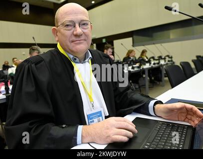 Haren, Bruxelles. 30 novembre 2022 l'avocat Adrien Masset photographié à la composition du jury pour le procès des attentats de 22 mars 2016, au tribunal d'assises de Bruxelles-capitale, le mercredi 30 novembre 2022 sur le site de Justitia à Haren, Bruxelles. Sur 22 mars 2016, 32 personnes ont été tuées et 324 ont été blessées lors d'attentats suicide à l'aéroport national de Zaventem et à la station de métro Maalbeek/Maelbeek, qui ont été revendiqués par l'ISIL. BELGA PHOTO POOL DIDIER LEBRUN Banque D'Images