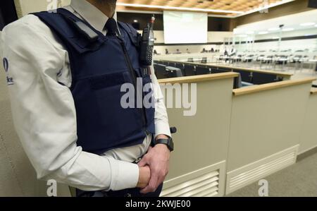 Haren, Bruxelles. 30 novembre 2022 Un policier se tient maître de la composition du jury pour le procès des attentats de 22 mars 2016, au tribunal d'assises de Bruxelles-capitale, le mercredi 30 novembre 2022, sur le site de Justitia à Haren, Bruxelles. Sur 22 mars 2016, 32 personnes ont été tuées et 324 ont été blessées lors d'attentats suicide à l'aéroport national de Zaventem et à la station de métro Maalbeek/Maelbeek, qui ont été revendiqués par l'ISIL. BELGA PHOTO POOL DIDIER LEBRUN Banque D'Images