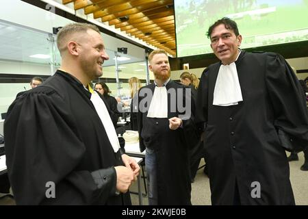 Haren, Bruxelles. 30 novembre 2022 l'avocat Stanislas Eskenazi, l'avocat Jonathan de Taye et l'avocat Sébastien Courtoy photographiés lors de la composition du jury pour le procès des attentats de 22 mars 2016, au tribunal d'assises de Bruxelles-capitale, le mercredi 30 novembre 2022 sur le site de Justitia à Haren, Bruxelles. Sur 22 mars 2016, 32 personnes ont été tuées et 324 ont été blessées lors d'attentats suicide à l'aéroport national de Zaventem et à la station de métro Maalbeek/Maelbeek, qui ont été revendiqués par l'ISIL. BELGA PHOTO POOL DIDIER LEBRUN Banque D'Images