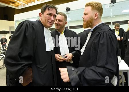 Haren, Bruxelles. 30 novembre 2022 l'avocat Sébastien Courtoy, l'avocat Stanislas Eskenazi et l'avocat Jonathan de Taye ont photographié à la composition du jury pour le procès des attentats de 22 mars 2016, au tribunal d'assises de Bruxelles-capitale, le mercredi 30 novembre 2022 sur le site de Justitia à Haren, Bruxelles. Sur 22 mars 2016, 32 personnes ont été tuées et 324 ont été blessées lors d'attentats suicide à l'aéroport national de Zaventem et à la station de métro Maalbeek/Maelbeek, qui ont été revendiqués par l'ISIL. BELGA PHOTO POOL DIDIER LEBRUN Banque D'Images