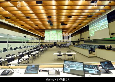 Haren, Bruxelles. 30 novembre 2022 la salle d'audience représentée à la composition du jury pour le procès des attentats de 22 mars 2016, au tribunal d'assises de Bruxelles-capitale, le mercredi 30 novembre 2022, sur le site de Justitia à Haren, Bruxelles. Sur 22 mars 2016, 32 personnes ont été tuées et 324 ont été blessées lors d'attentats suicide à l'aéroport national de Zaventem et à la station de métro Maalbeek/Maelbeek, qui ont été revendiqués par l'ISIL. BELGA PHOTO POOL DIDIER LEBRUN Banque D'Images