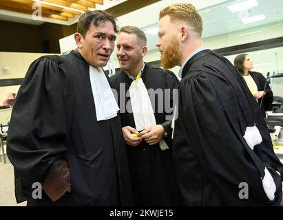 Haren, Bruxelles. 30 novembre 2022 l'avocat Sébastien Courtoy, l'avocat Stanislas Eskenazi et l'avocat Jonathan de Taye ont photographié à la composition du jury pour le procès des attentats de 22 mars 2016, au tribunal d'assises de Bruxelles-capitale, le mercredi 30 novembre 2022 sur le site de Justitia à Haren, Bruxelles. Sur 22 mars 2016, 32 personnes ont été tuées et 324 ont été blessées lors d'attentats suicide à l'aéroport national de Zaventem et à la station de métro Maalbeek/Maelbeek, qui ont été revendiqués par l'ISIL. BELGA PHOTO POOL DIDIER LEBRUN Banque D'Images
