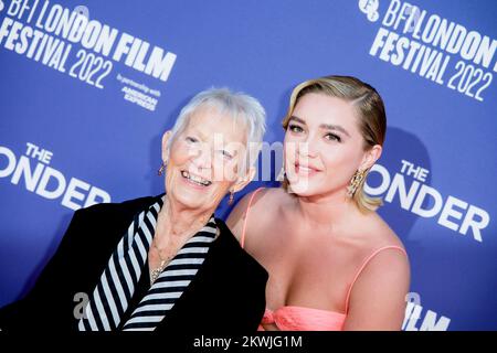 Florence Pugh avec sa grand-mère Pat photographié pendant la première européenne du Gala de tête LA MERVEILLE dans le cadre du Festival du film de Londres, qui s'est tenu au Royal Festival Hall , Londres, le vendredi 7 octobre 2022 . Photo de Julie Edwards. Banque D'Images