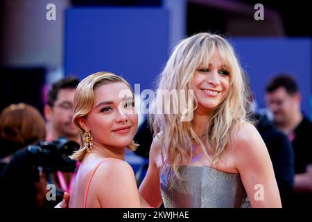 Florence Pugh et Niamh Algar ont photographié pendant la première européenne du Gala de tête LA MERVEILLE dans le cadre du Festival du film de Londres, qui s'est tenu au Royal Festival Hall , Londres, le vendredi 7 octobre 2022 . Photo de Julie Edwards. Banque D'Images