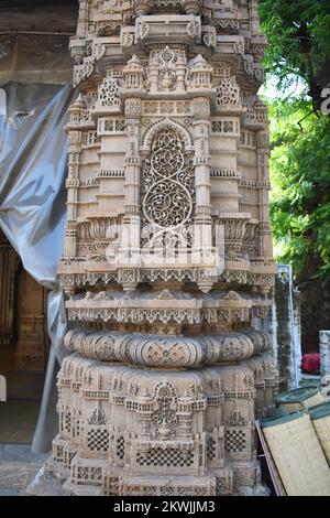 Mosquée de Rani SIPRI également connue sous le nom de Rani SIPRI ni Masjid ou Masjid-e-nagina, détails de sculpture en pierre de minaret extérieure, architecture islamique, construite en A.H. Banque D'Images