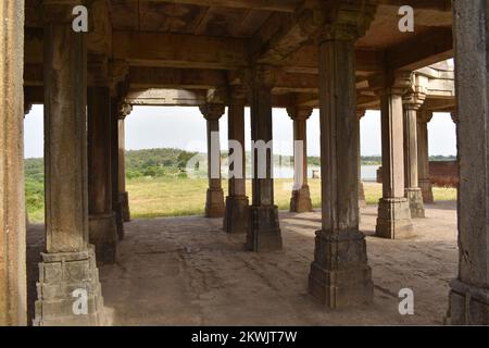 Khajuri Masjid, ruines de piliers de pierre intérieurs, Parc archéologique de Champaner-Pavagadh, site classé au patrimoine mondial de l'UNESCO, Gujarat, Inde Banque D'Images
