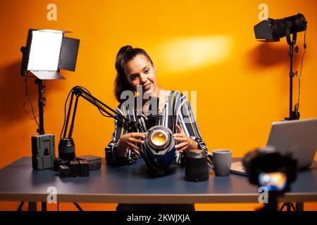 Montrer les lumières du studio à la caméra et enregistrer le témoignage pour les abonnés. Social media star faire du contenu Internet en ligne sur l'équipement vidéo pour les abonnés et la distribution, le film Banque D'Images