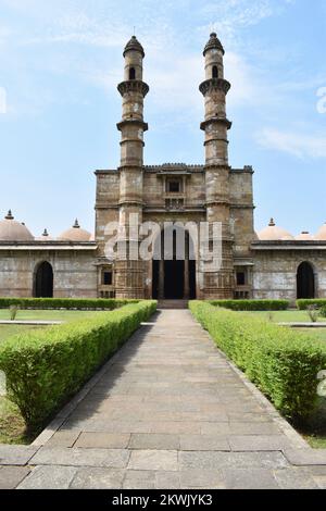 Façade de Jami Masjid avec des sculptures complexes en pierre, un monument islamique a été construit par Sultan Mahmud Begada en 1509, archéologique Champaner-Pavagadh Banque D'Images