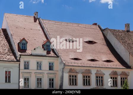 Beaucoup de maisons sur les côtés sud et est de Sibiu semblent avoir des yeux qui penchent de leurs toits. Ces caractéristiques caricaturistes donnent l'impression que Banque D'Images