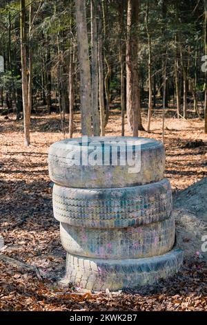 Murs de pneus dans les bois, aréna de paintball Banque D'Images