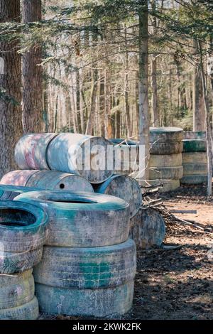 Murs de pneus dans les bois, aréna de paintball Banque D'Images