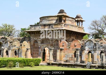 Jami Masjid, arcade architecturale et cour avec des sculptures complexes en pierre, un monument islamique a été construit par Sultan Mahmud Begada en 1509, Cha Banque D'Images