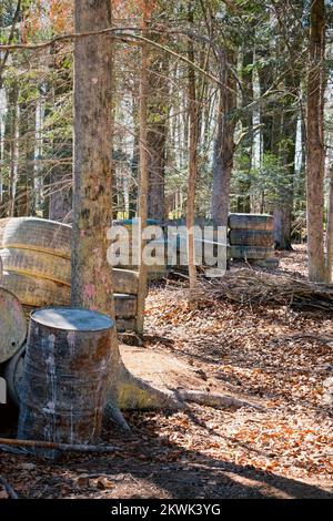 Tonneaux métalliques dans la forêt pendant le match, couvert et abri dans les sports sur le terrain de paintball, paintboules couvrent dans l'arène Banque D'Images