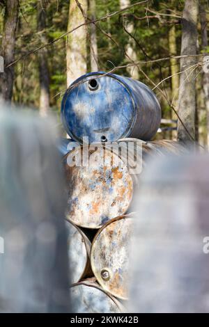 Tonneaux métalliques dans la forêt pendant le match, couvert et abri dans les sports sur le terrain de paintball, paintboules couvrent dans l'arène Banque D'Images