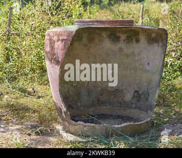 Un grand pot d'eau traditionnel endommagé sur la ferme na en Thaïlande rurale. Banque D'Images