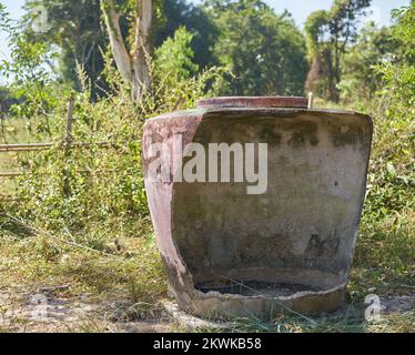 Un grand pot d'eau traditionnel endommagé sur la ferme na en Thaïlande rurale. Banque D'Images