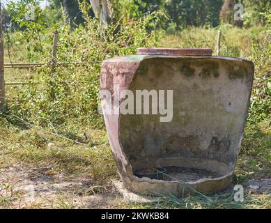 Un grand pot d'eau traditionnel endommagé sur la ferme na en Thaïlande rurale. Banque D'Images