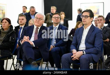 30 novembre 2022, Macédoine du Nord, Skopje: Le Président allemand Frank-Walter Steinmeier (l) et Stevo Pendarovski (r), Président de la Macédoine du Nord, visitent la Cifte Hamam dans le Vieux Bazar et regardent le film "Terre du miel" avec des cinéastes. Le Président Steinmeier visite les pays du nord de la Macédoine et l'Albanie au cours de son voyage de quatre jours dans les Balkans. Outre la situation dans la région et les effets de la guerre d'agression russe en Ukraine, le voyage met l'accent sur le soutien de l'Allemagne aux perspectives d'adhésion des pays à l'Union européenne. Photo: Bernd von Jutrczenka/dpa Banque D'Images