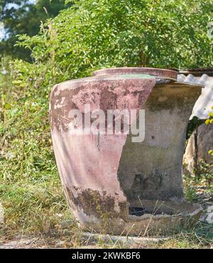 Un grand pot d'eau traditionnel endommagé sur la ferme na en Thaïlande rurale. Banque D'Images